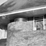 Detail halfronde bouw op hoek voorgevel.
<br/>
RCE, 2000